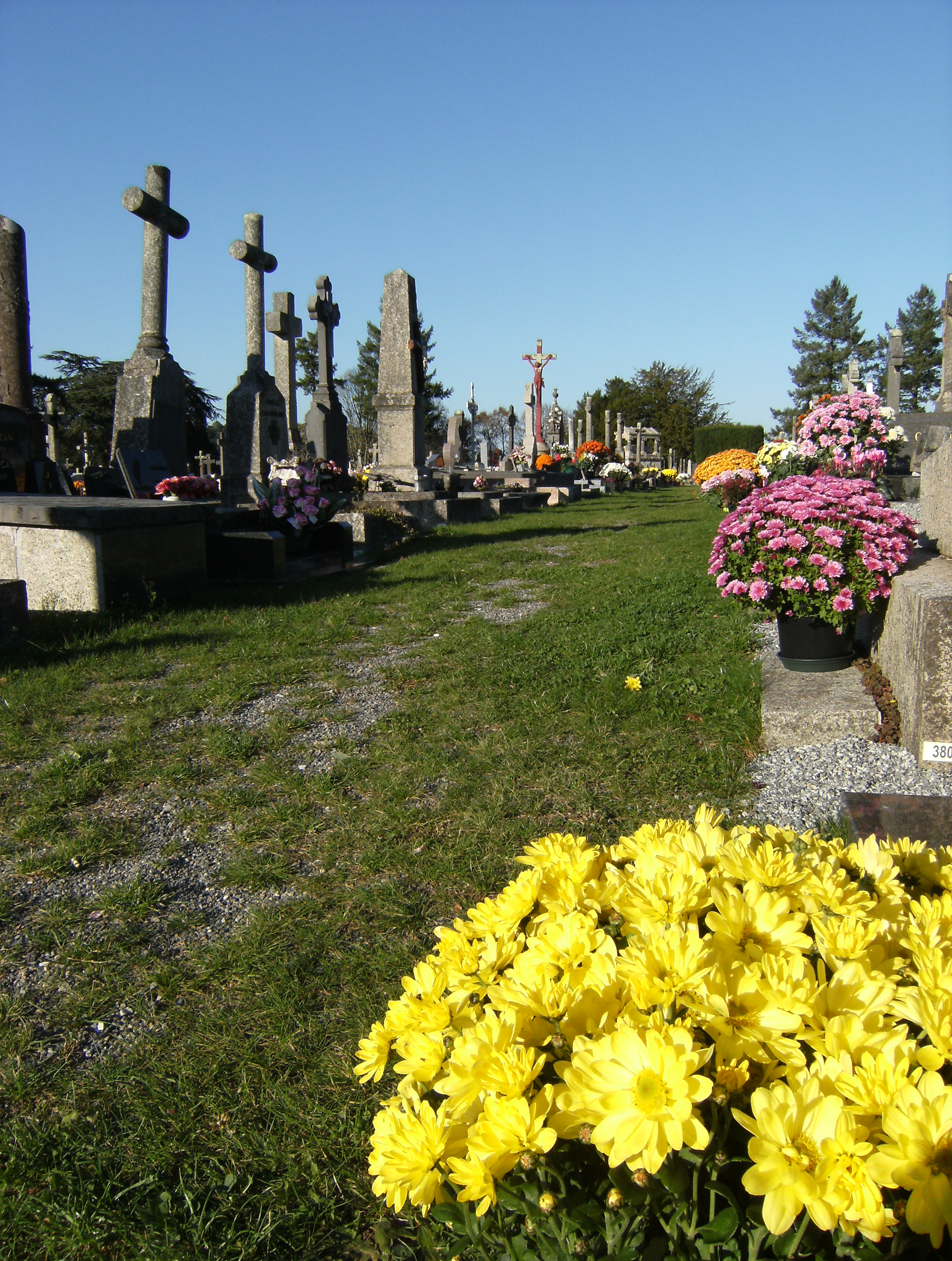 Transformation des allées du cimetière de Galerne
