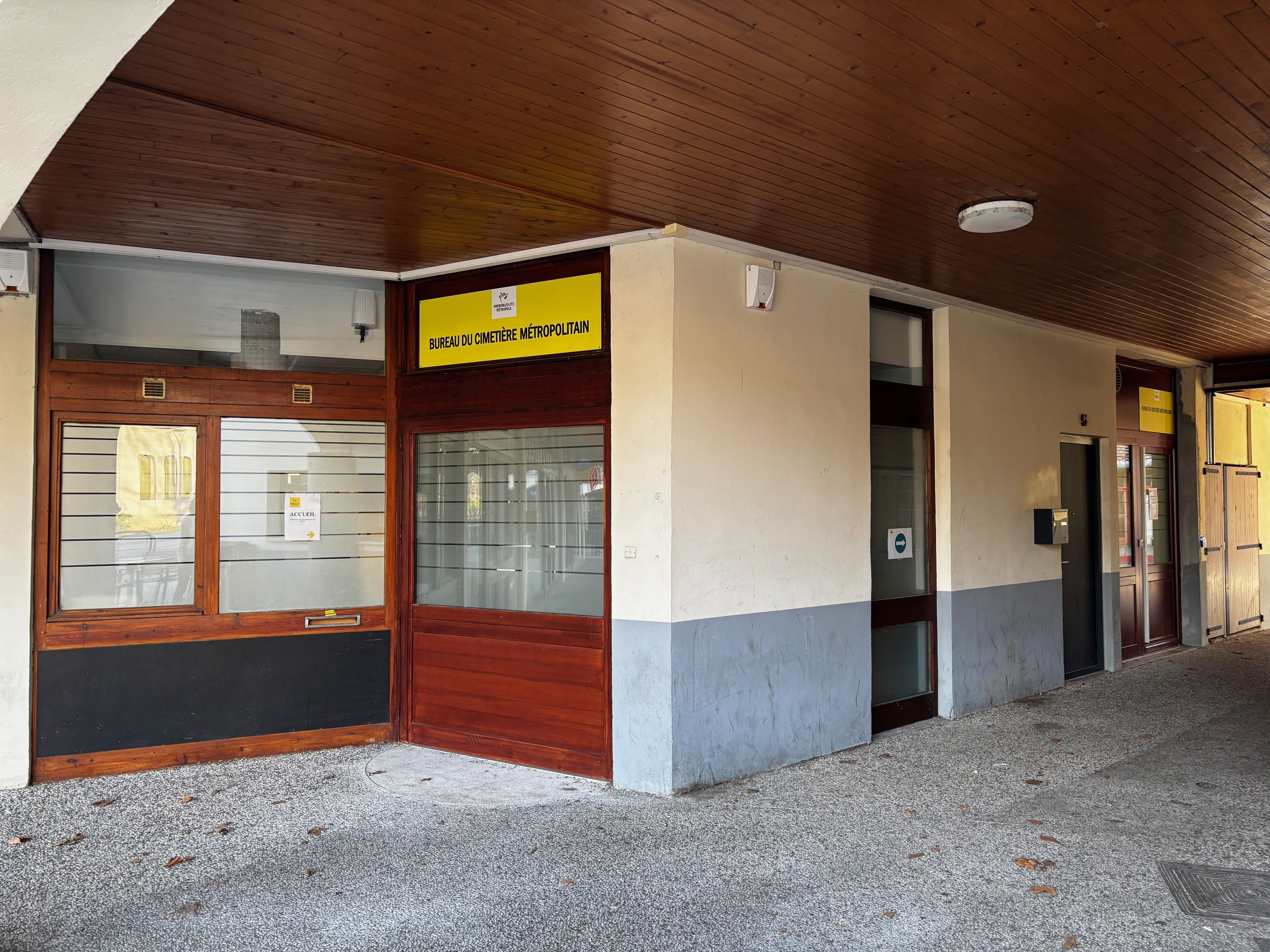 Où se trouve le bureau du cimetière ?