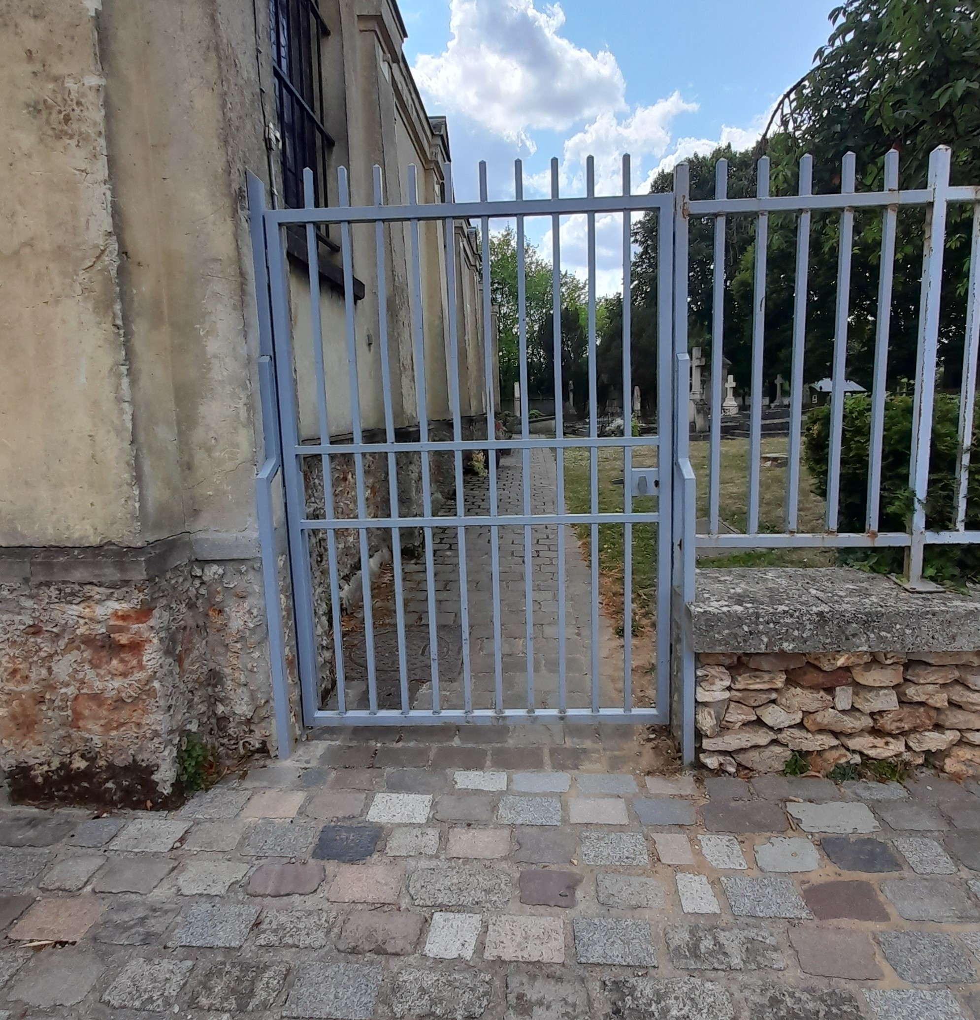 Accés au cimetière le week-end :accès par le portillon à coté de l'église